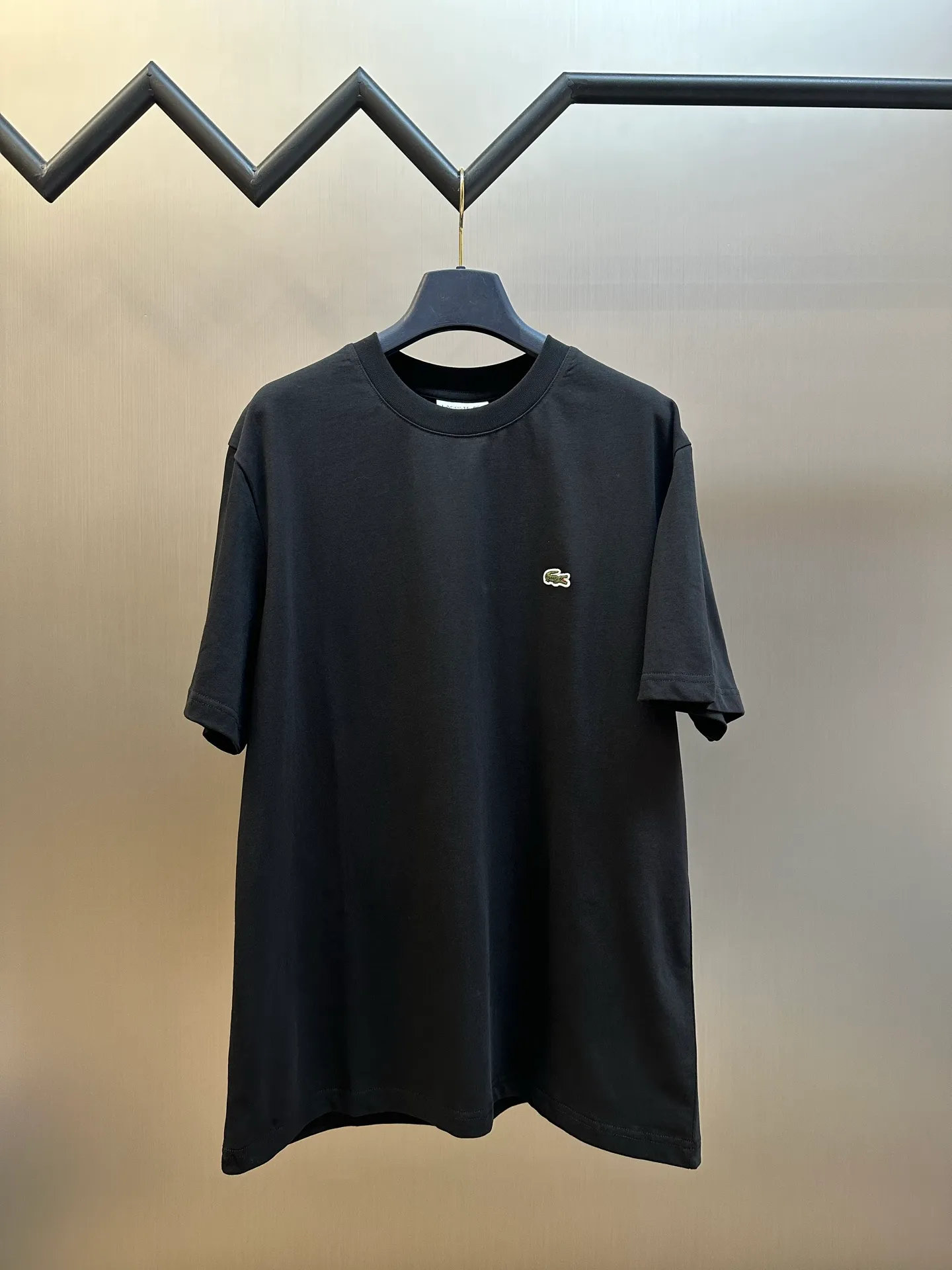 Lacoste Crocodile Logo Short Sleeve Made from custom combed smooth plain cotton fabric, the iconic crocodile is vividly displayed in the heart. The vivid logo contrasts with the calm background, quietly highlighting the French style. With a solid color as the base and the logo as the print, it fully displays the texture and brand heritage in a low-key manner. Using stamping technology, independent embroidered stamps are made through computer embroidery, and then positioned and sewn onto the clothing. It has a strong three-dimensional effect, is strong and washable, and has stable quality. size：s m l xl